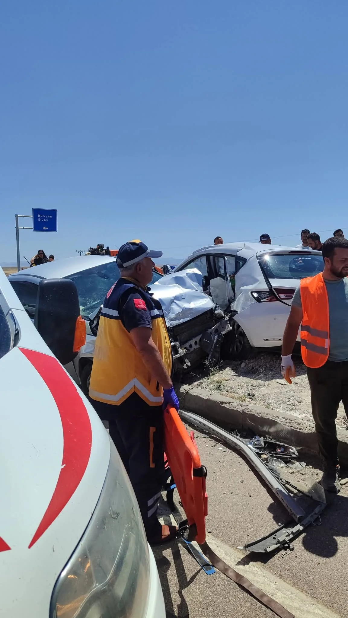 Kayseri’de iki otomobil çarpıştı: 2 ölü, 9 yaralı galeri görseli