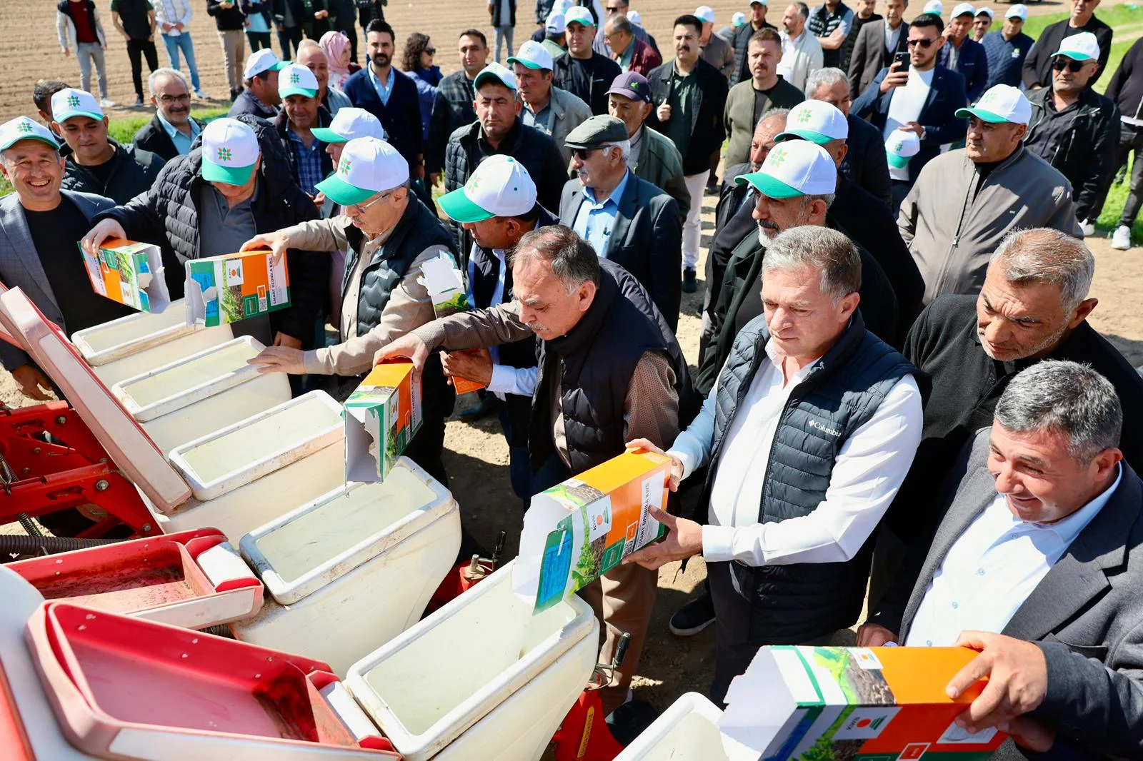 Kayseri Şeker Sahada Çiftçi İle Omuz Omuza galeri görseli