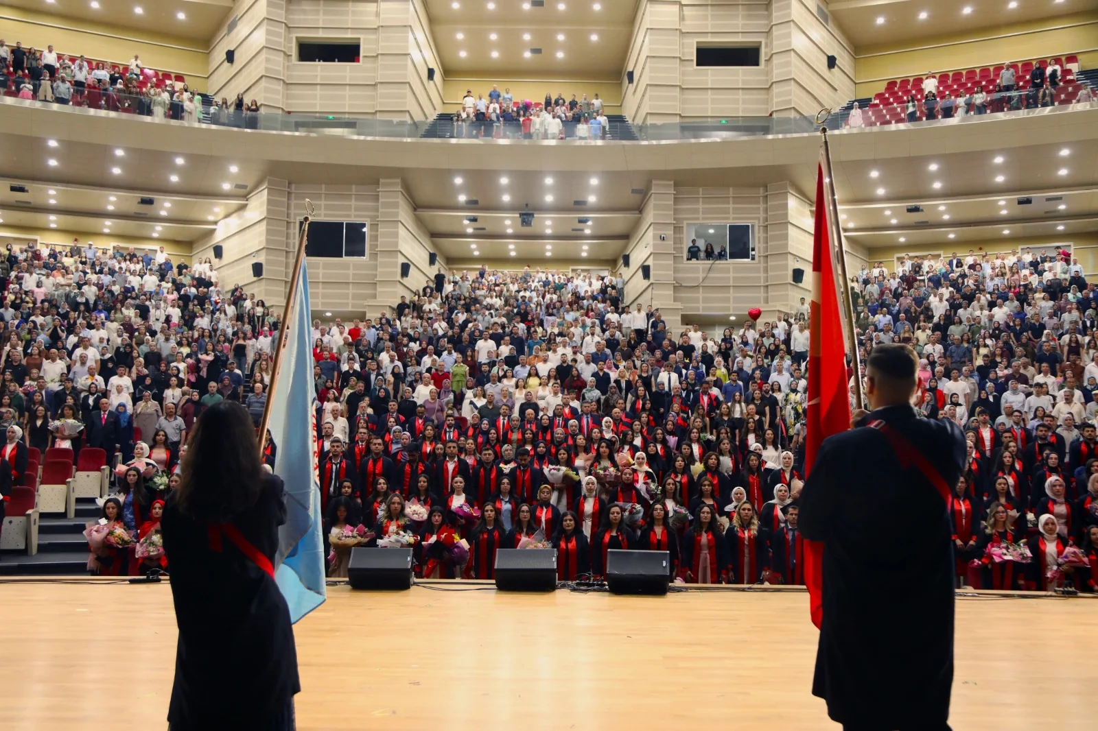 ERÜ Eğitim Fakültesi yeni mezunlarını verdi