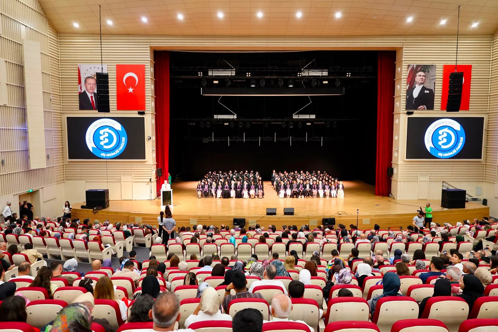 ERÜ Diş Hekimliği Fakültesi 17. Dönem Mezunlarını Verdi