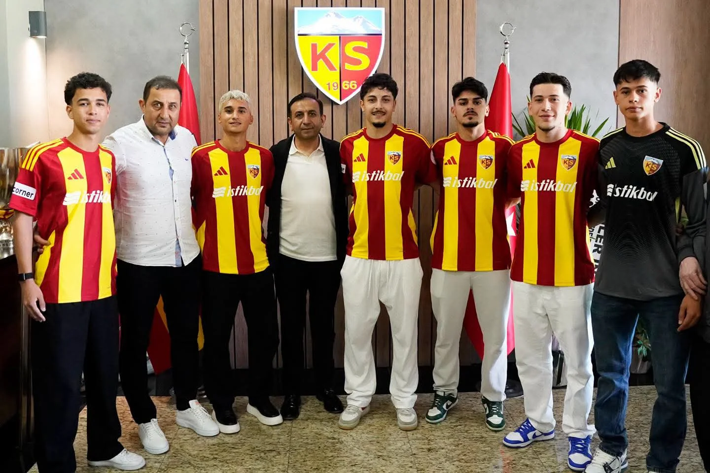 Kayserispor, 6 altyapı oyuncusuyla profesyonel sözleşme imzaladı
