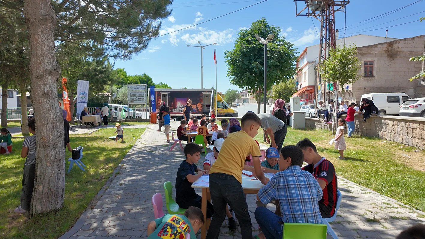 KÜTÜPHANE GEZİYOR, ÇOCUKLAR HEM OKUYOR HEM EĞLENİYOR galeri görseli