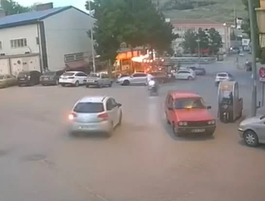 Yahyalı’da otomobil ile motosikletin çarpıştığı kaza kamerada