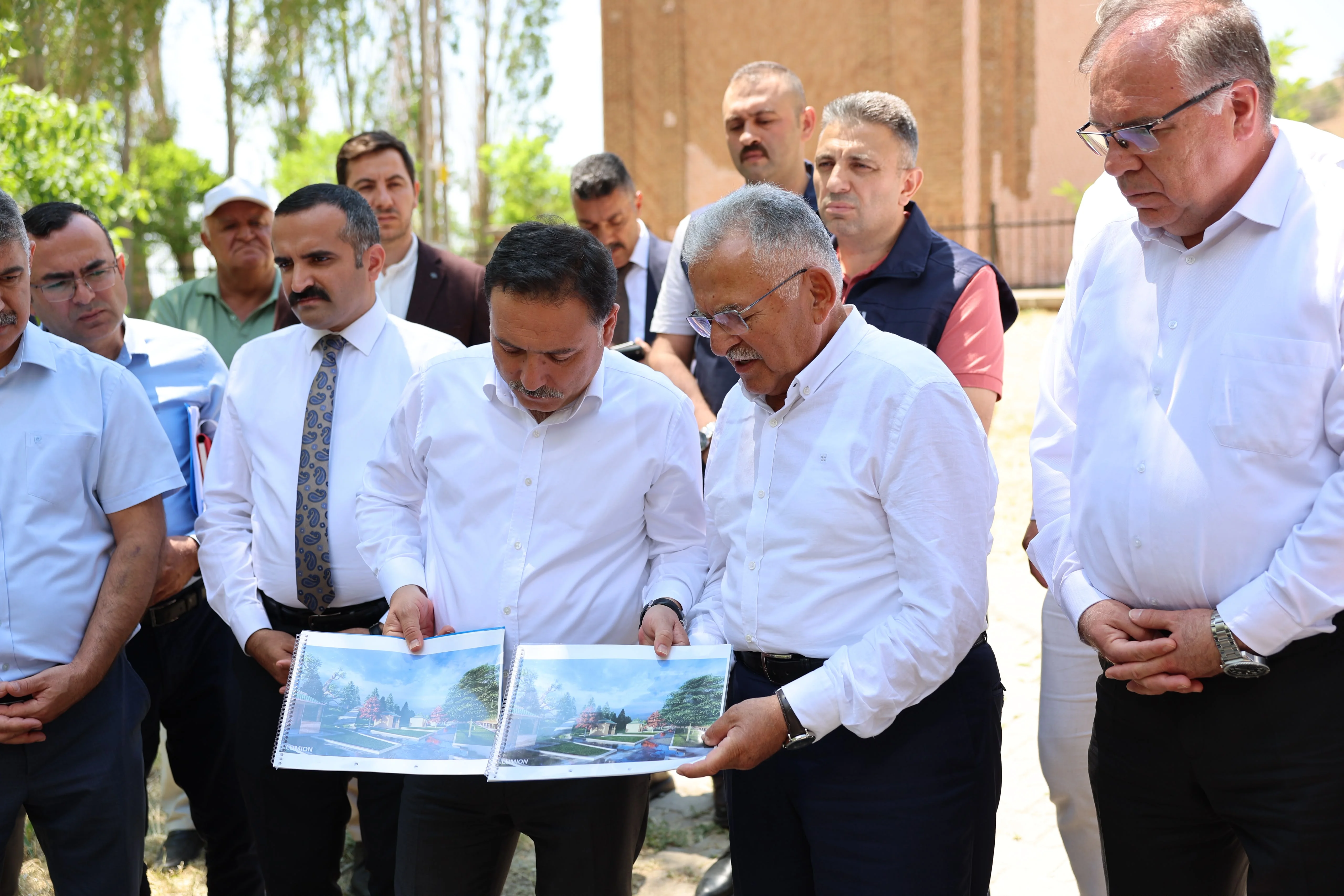 Vali Çiçek ve Başkan Büyükkılıç’tan Melikgazi türbesinde inceleme galeri görseli