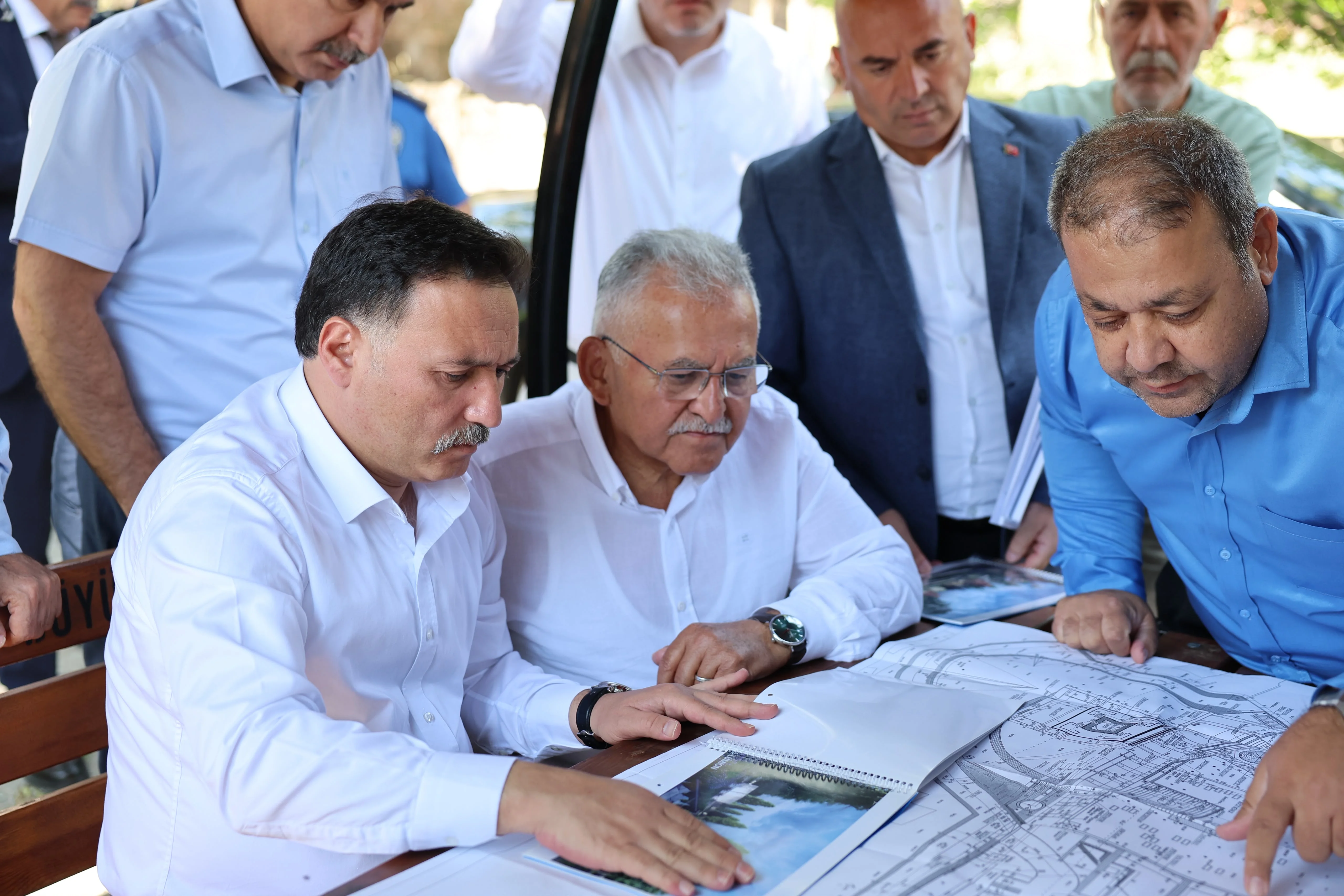 Vali Çiçek ve Başkan Büyükkılıç’tan Melikgazi türbesinde inceleme galeri görseli