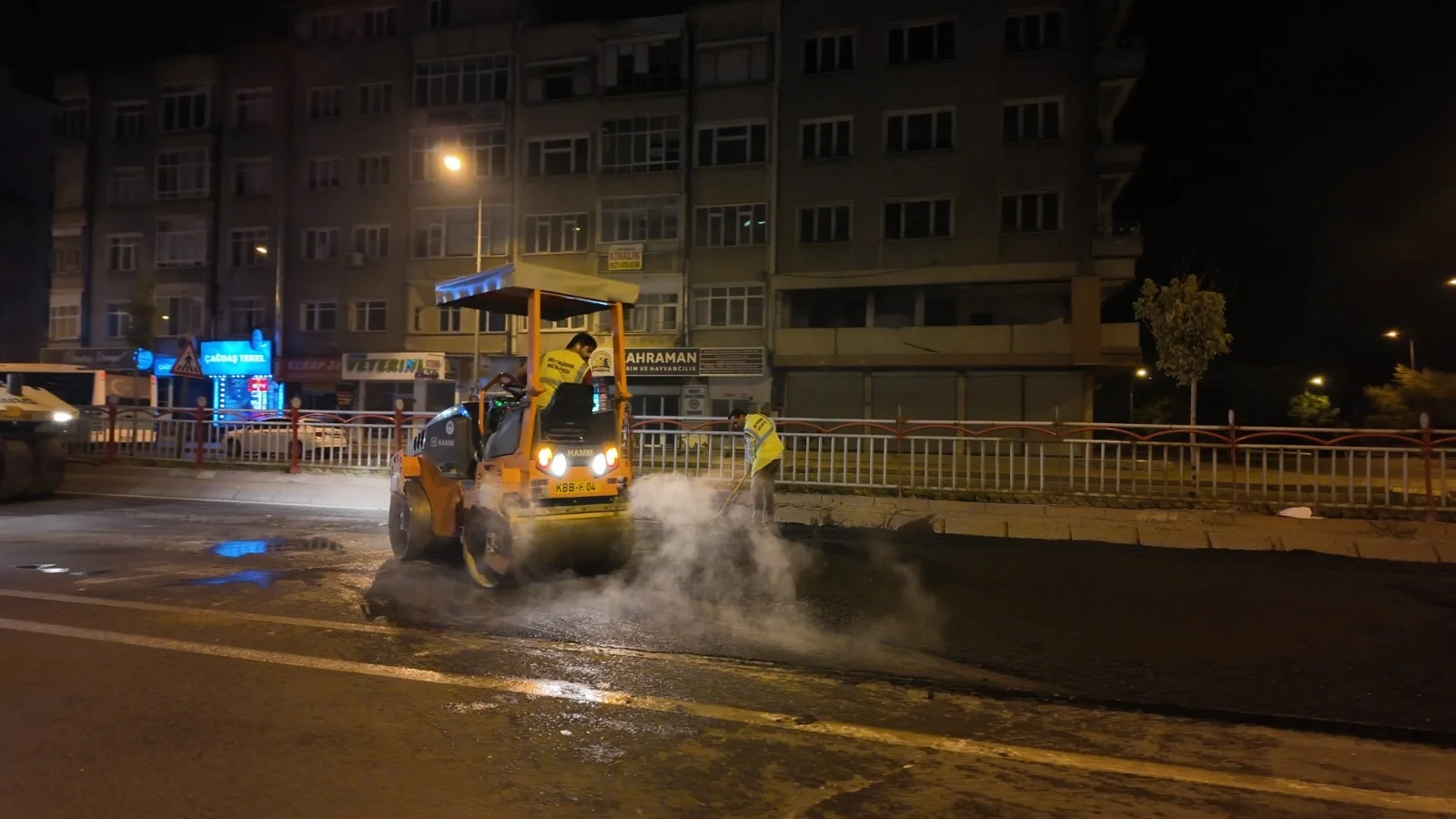 Büyükşehir’den Yoğunburç alt geçidinde gece yarısı asfalt mesaisi