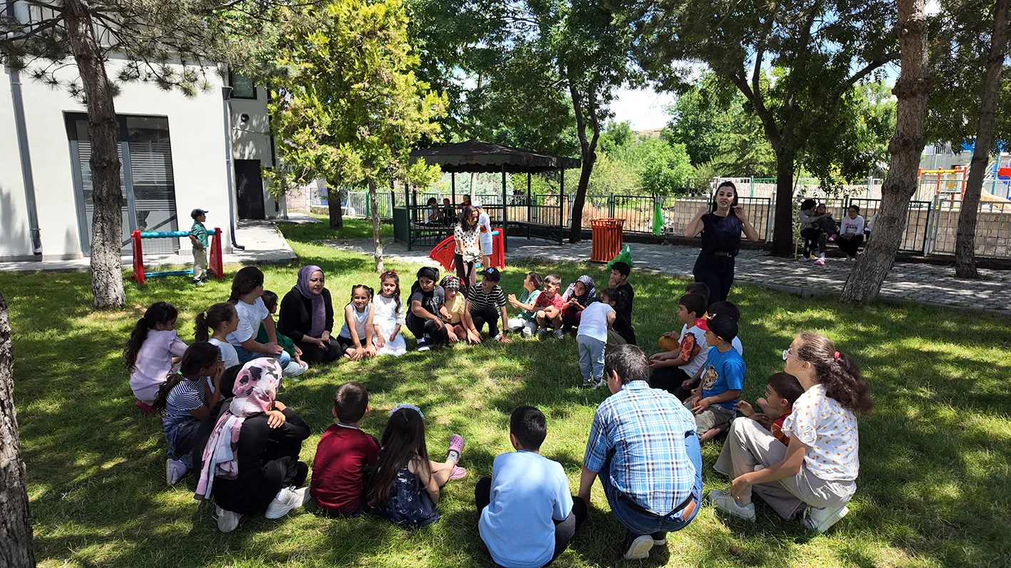 KÜTÜPHANE GEZİYOR, ÇOCUKLAR HEM OKUYOR HEM EĞLENİYOR galeri görseli