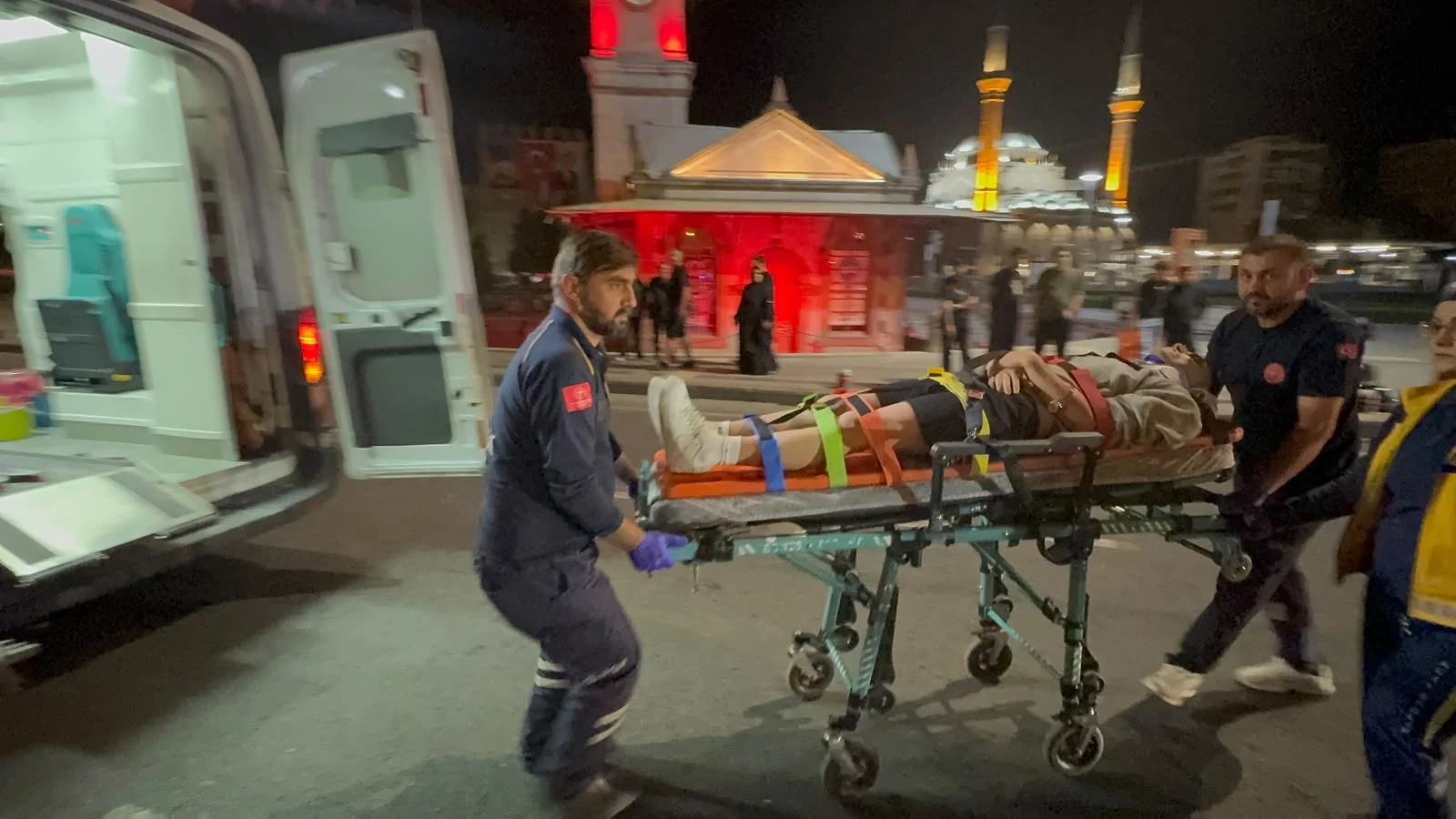 Motosiklet otomobile arkadan çarptı: 1 yaralı kapak görseli