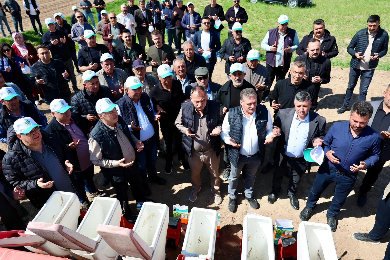Kayseri Şeker Sahada Çiftçi İle Omuz Omuza galeri görseli