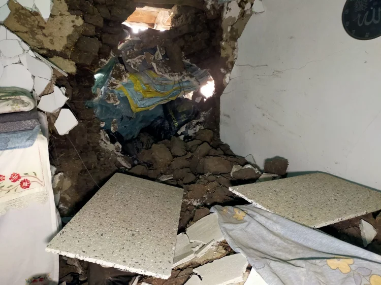 Edirne'de Otomobil Eve Daldı: 2 Yaralı galeri görseli