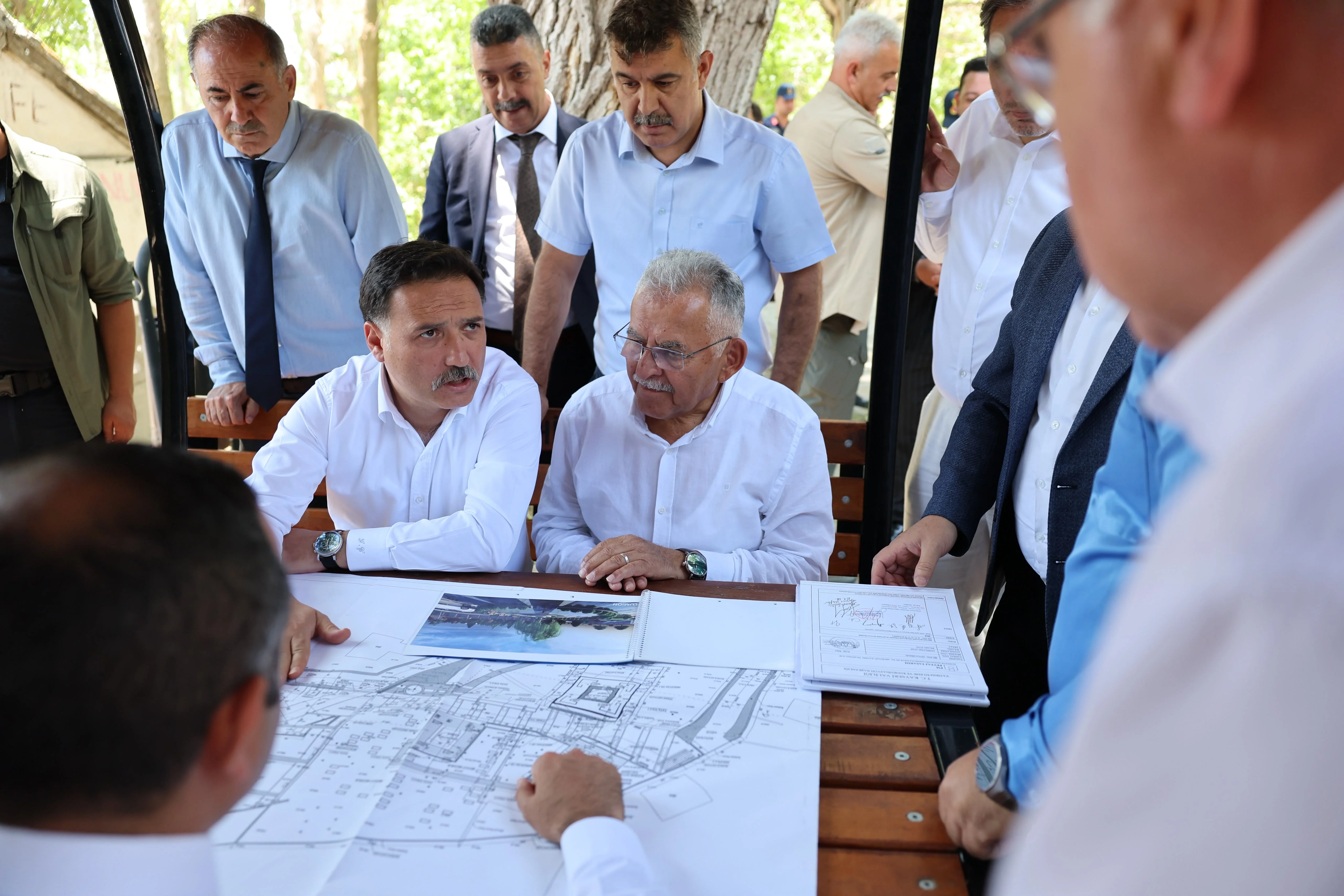 Vali Çiçek ve Başkan Büyükkılıç’tan Melikgazi türbesinde inceleme galeri görseli