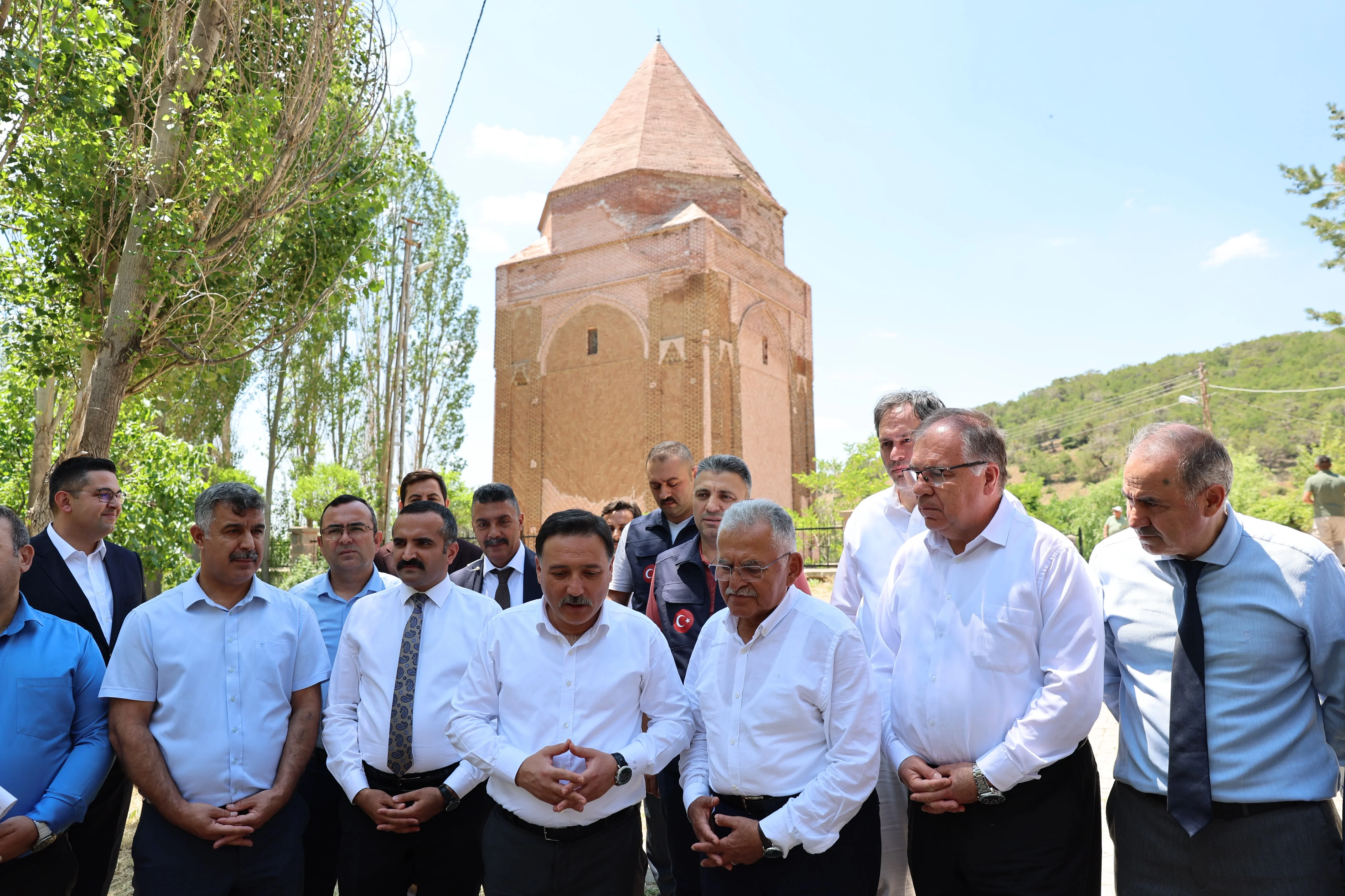 Vali Çiçek ve Başkan Büyükkılıç’tan Melikgazi türbesinde inceleme galeri görseli