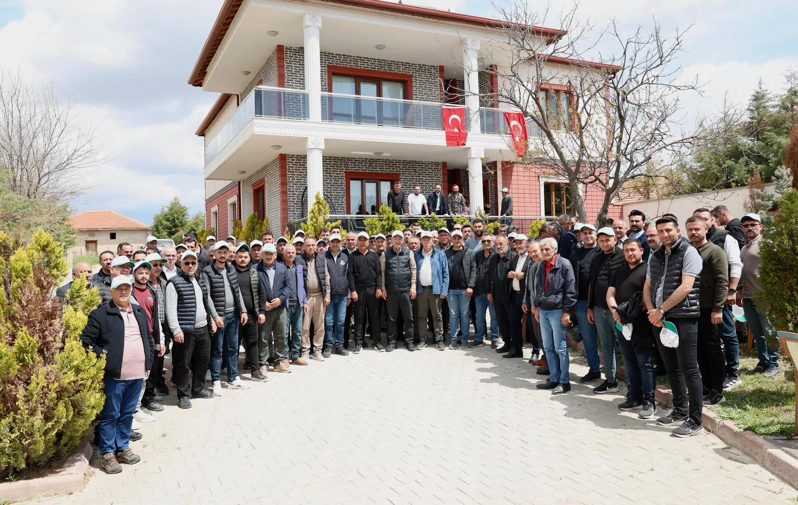 Kayseri Şeker Sahada Çiftçi İle Omuz Omuza galeri görseli