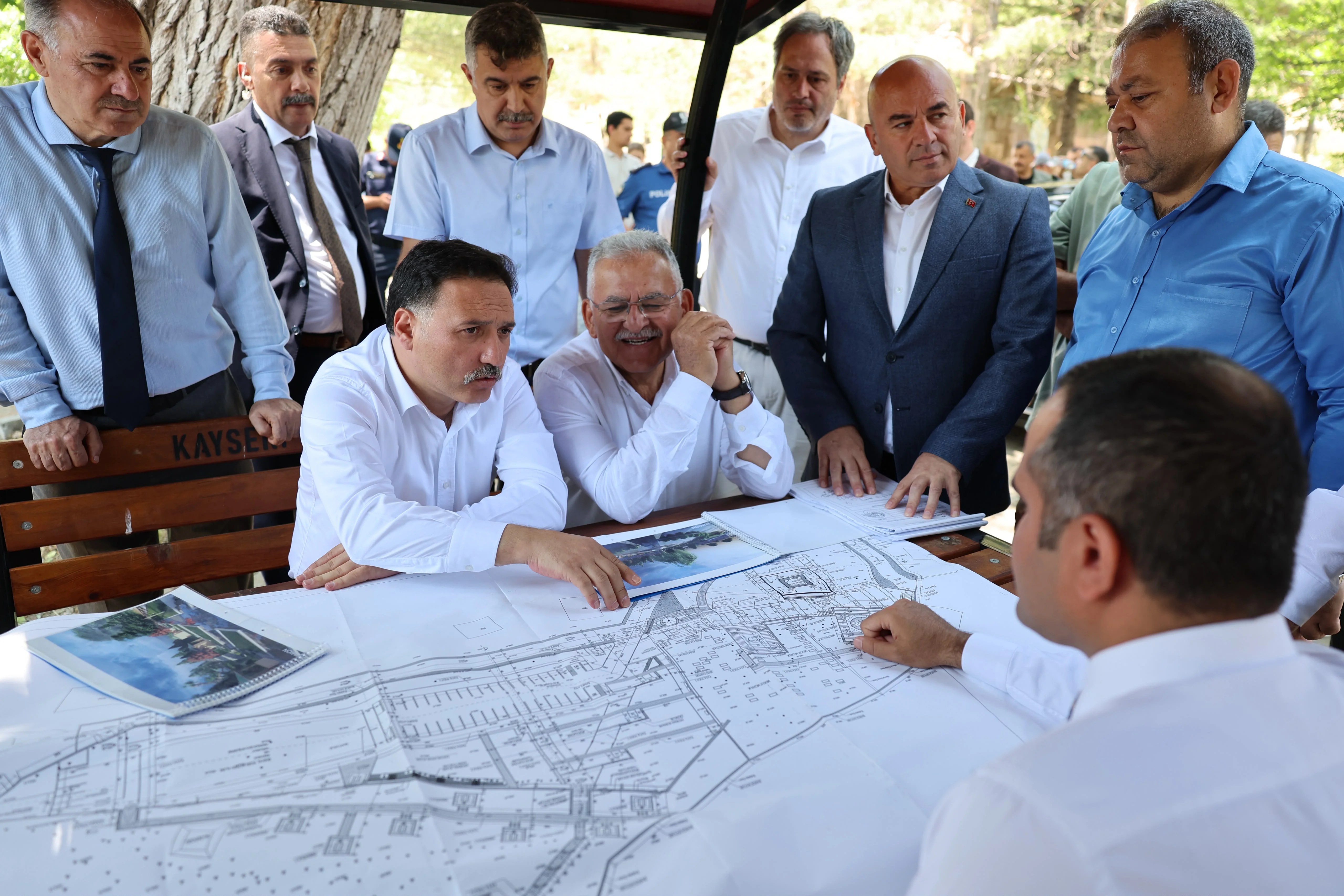 Vali Çiçek ve Başkan Büyükkılıç’tan Melikgazi türbesinde inceleme galeri görseli