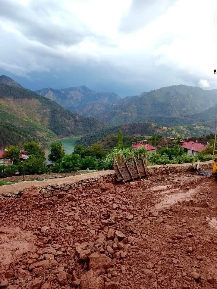 Yahyalı'da sel nedeniyle kapanan mahalle yolu ulaşıma açıldı