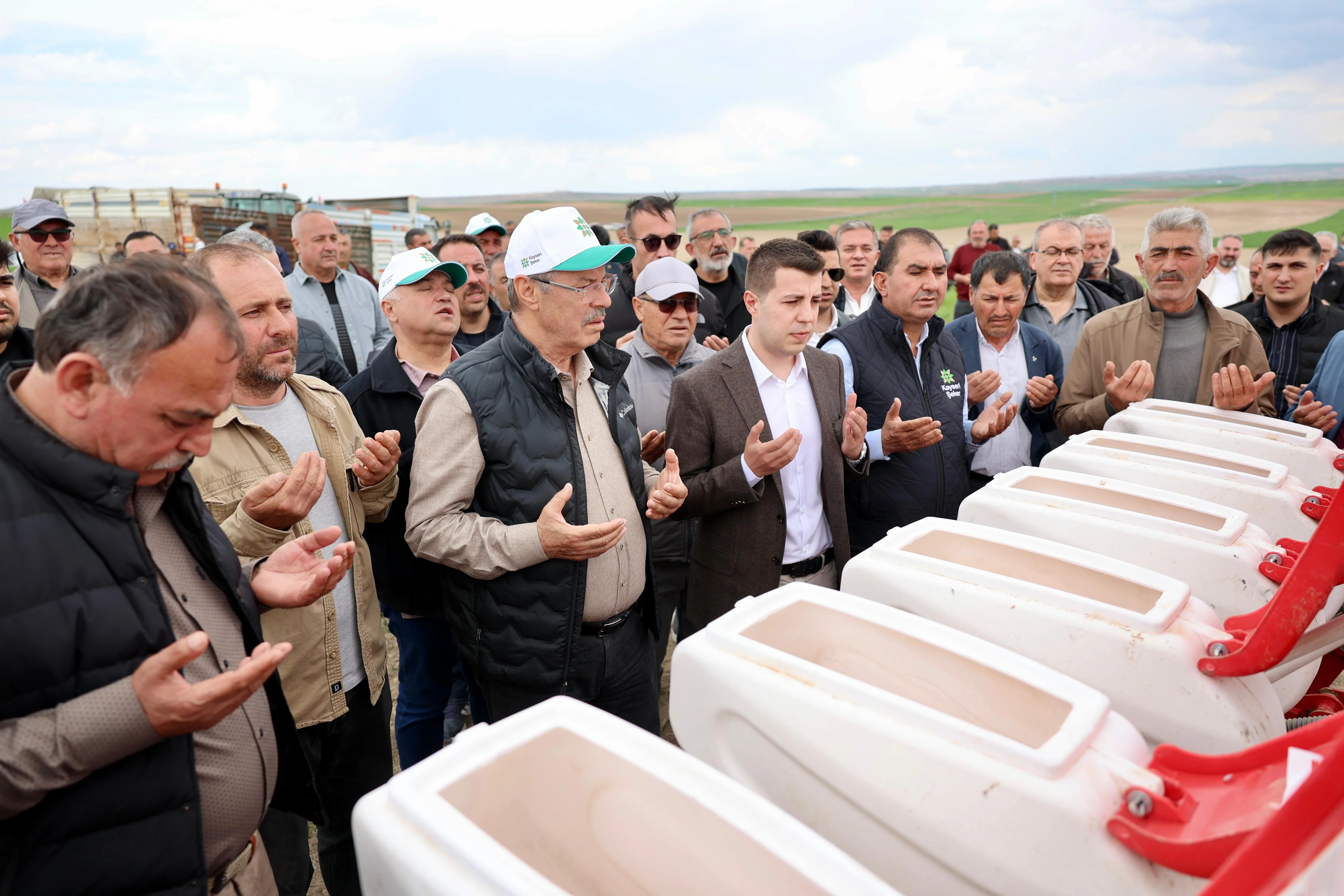 Kayseri Şeker Sahada Çiftçi İle Omuz Omuza galeri görseli