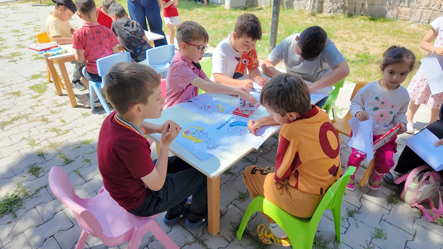 KÜTÜPHANE GEZİYOR, ÇOCUKLAR HEM OKUYOR HEM EĞLENİYOR galeri görseli