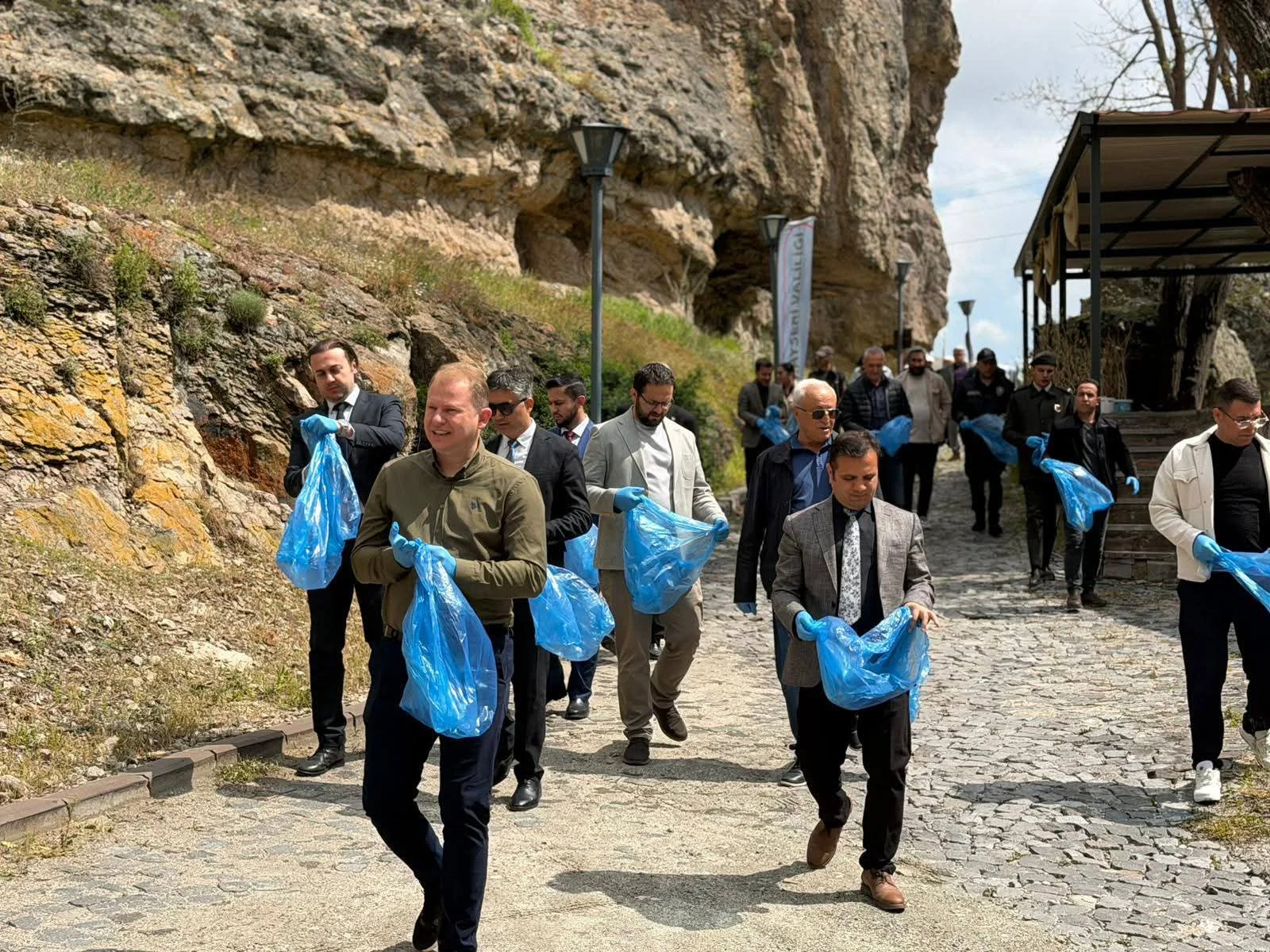 Yeşilhisar Kaymakamı Erdemli Vadisinde çöp topladı galeri görseli