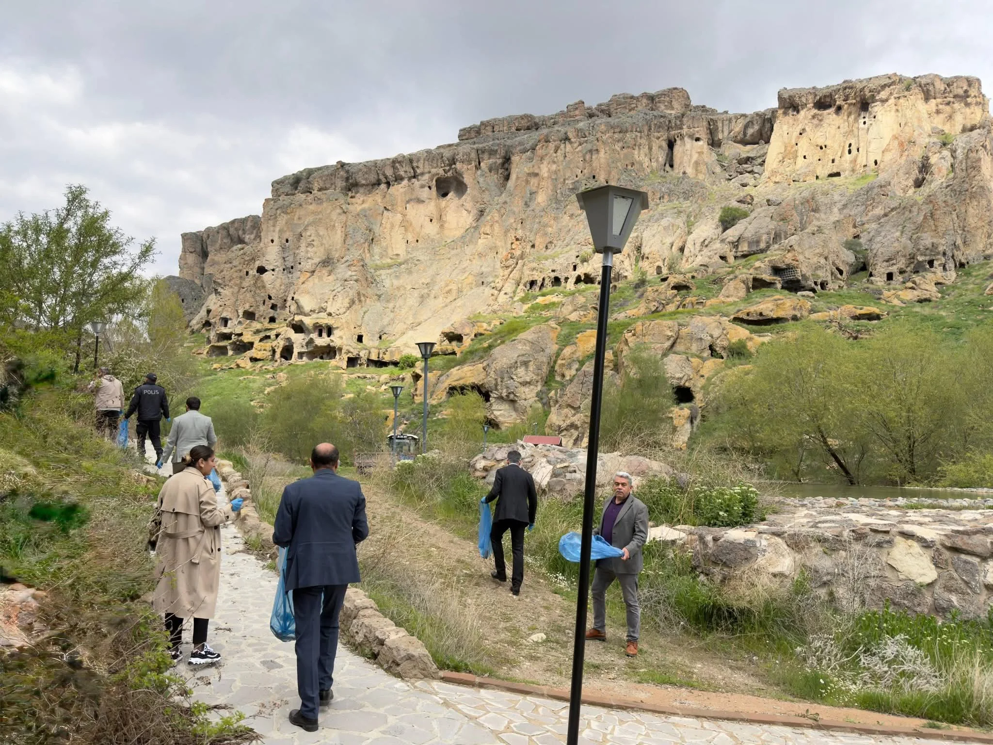 Yeşilhisar Kaymakamı Erdemli Vadisinde çöp topladı galeri görseli