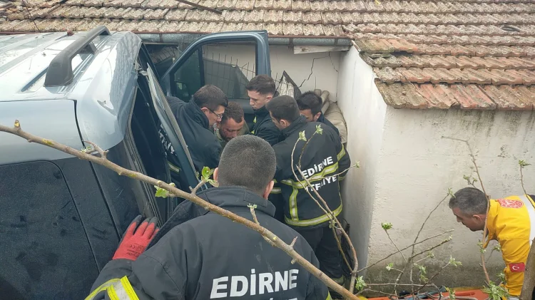 Edirne'de Otomobil Eve Daldı: 2 Yaralı galeri görseli