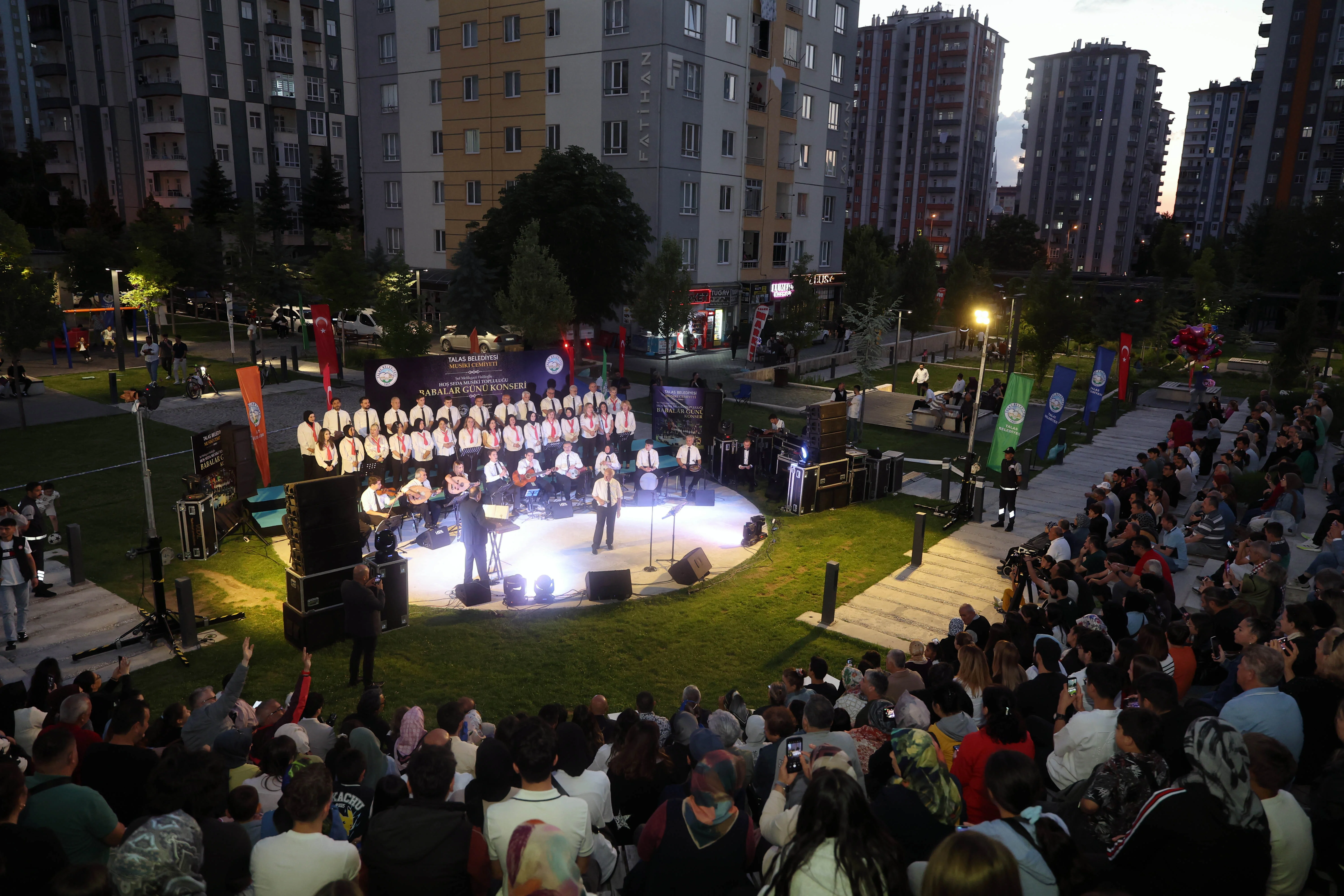 TALAS'TA BABALAR GÜNÜ HOŞ SEDA İLE TAÇLANDI galeri görseli