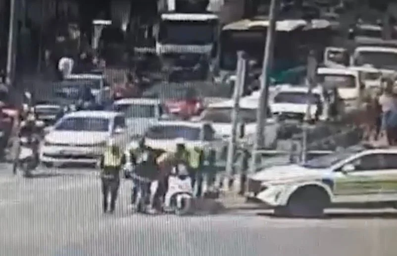 Polis, boğazına cisim kaçan kuryeyi Heimlich manevrası ile kurtardı