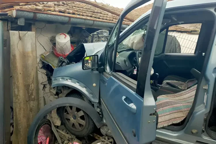 Edirne'de Otomobil Eve Daldı: 2 Yaralı